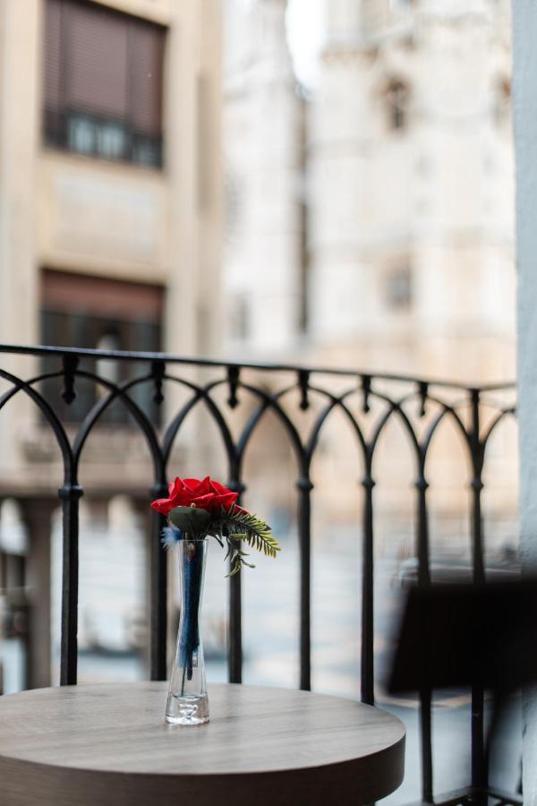 Hotel Albany Ancha León Exterior foto A rose left on the balcony of the hotel room where Kennedy was found dead